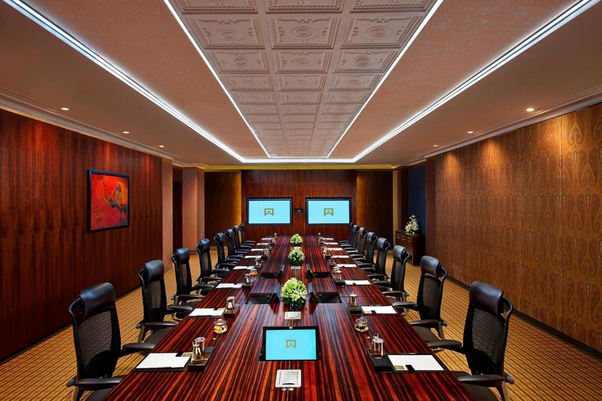 Itc Grand Chola, A Luxury Collection Hotel, Τσενάι Εξωτερικό φωτογραφία A meeting room at the InterContinental Hotel, London, Park Lane